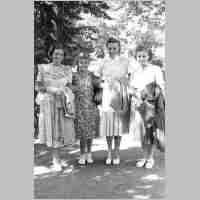 094-1091 Die drei Schwestern Darge mit ihrer Cousine aus der DDR (rechts) am 5 08 1950 in Rendsburg (2).jpg